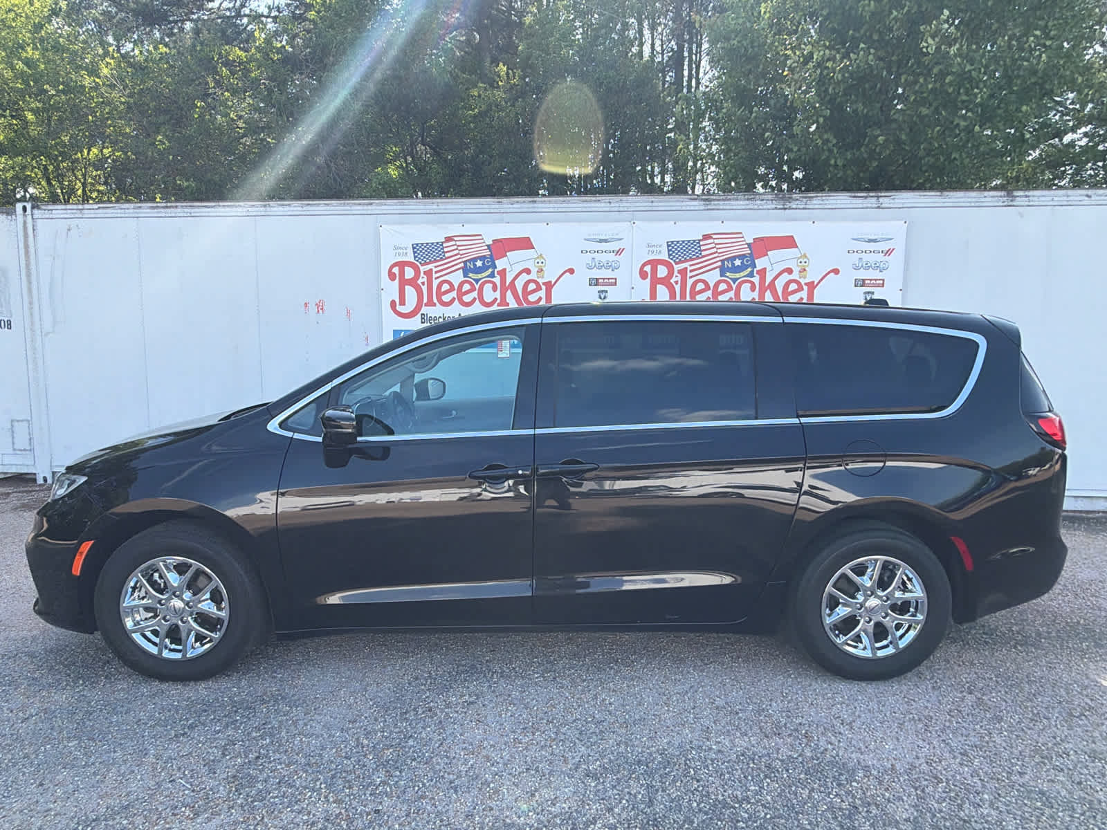 Used 2024 Chrysler Pacifica Touring-L FWD image 7