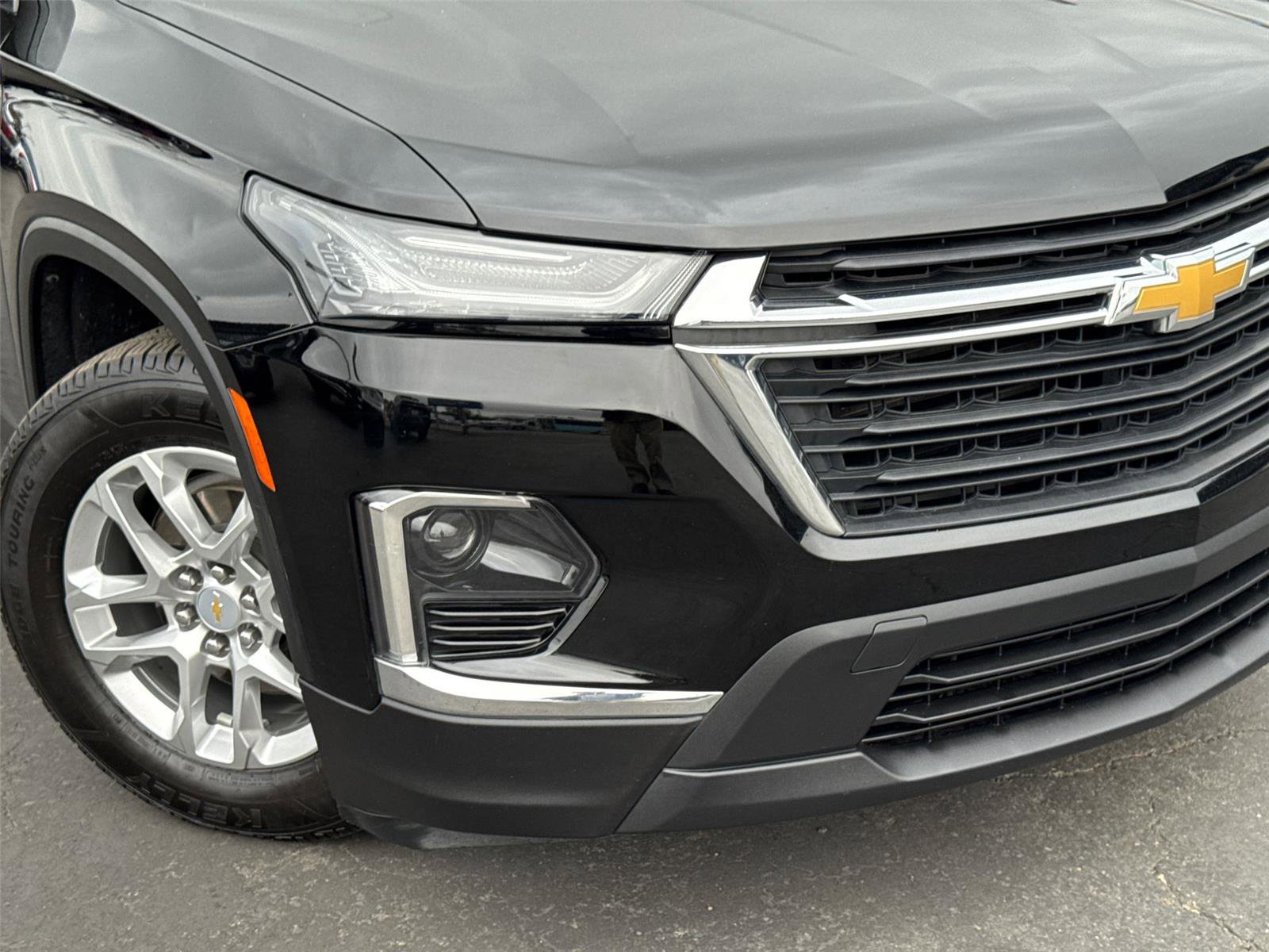 Used 2023 Chevrolet Traverse LS image 3