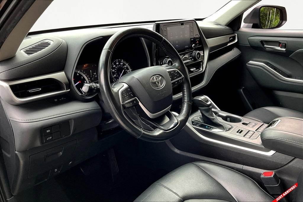 Used 2022 Toyota Highlander XLE image 11