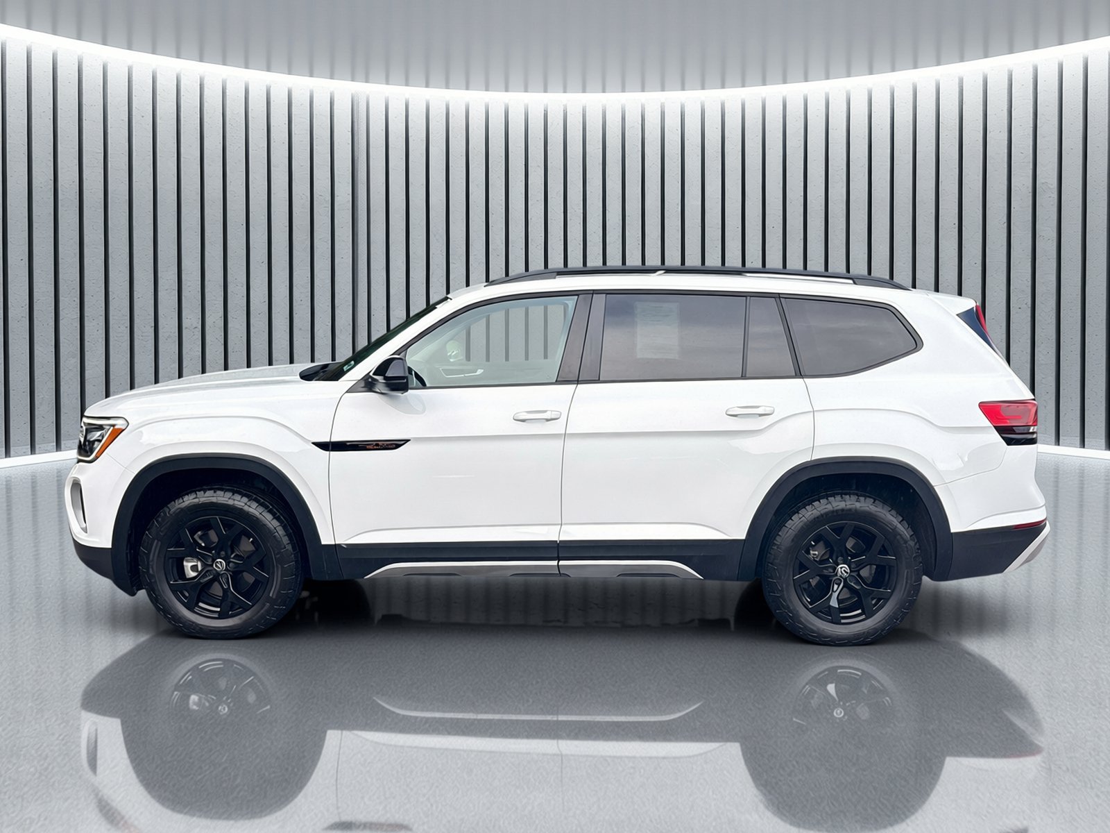 Used 2025 Volkswagen Atlas Peak Edition SE AWD/4WD image 3