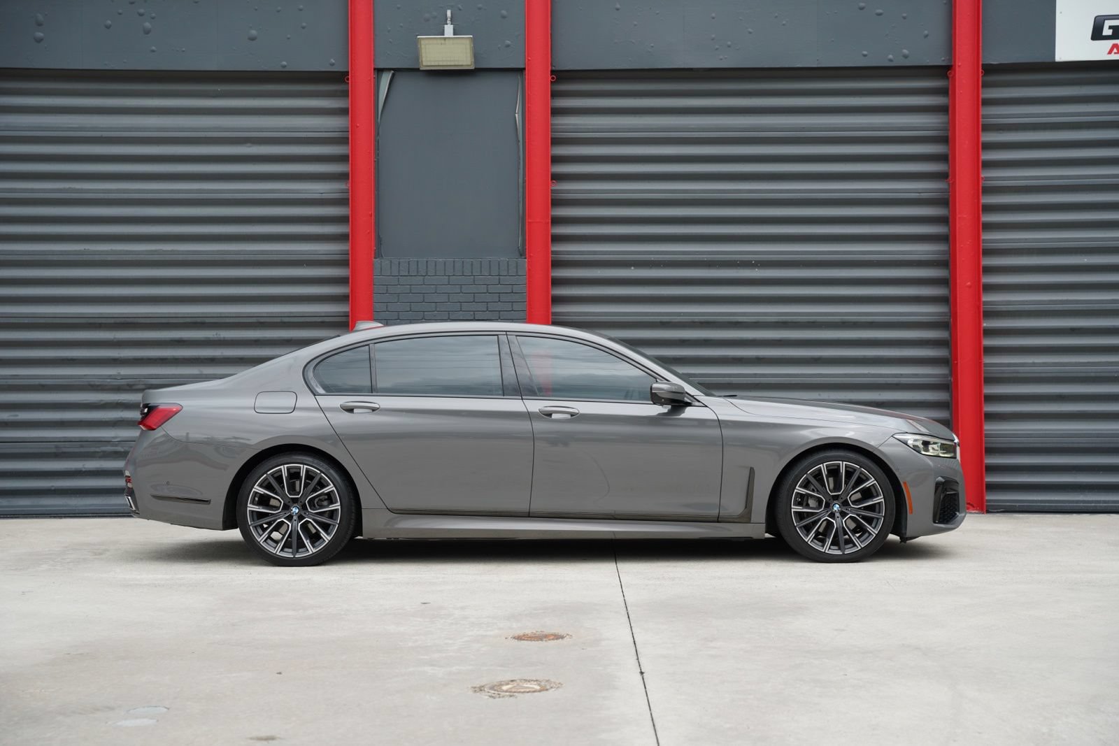 Used 2022 BMW 740i w/ M Sport Package RWD image 5