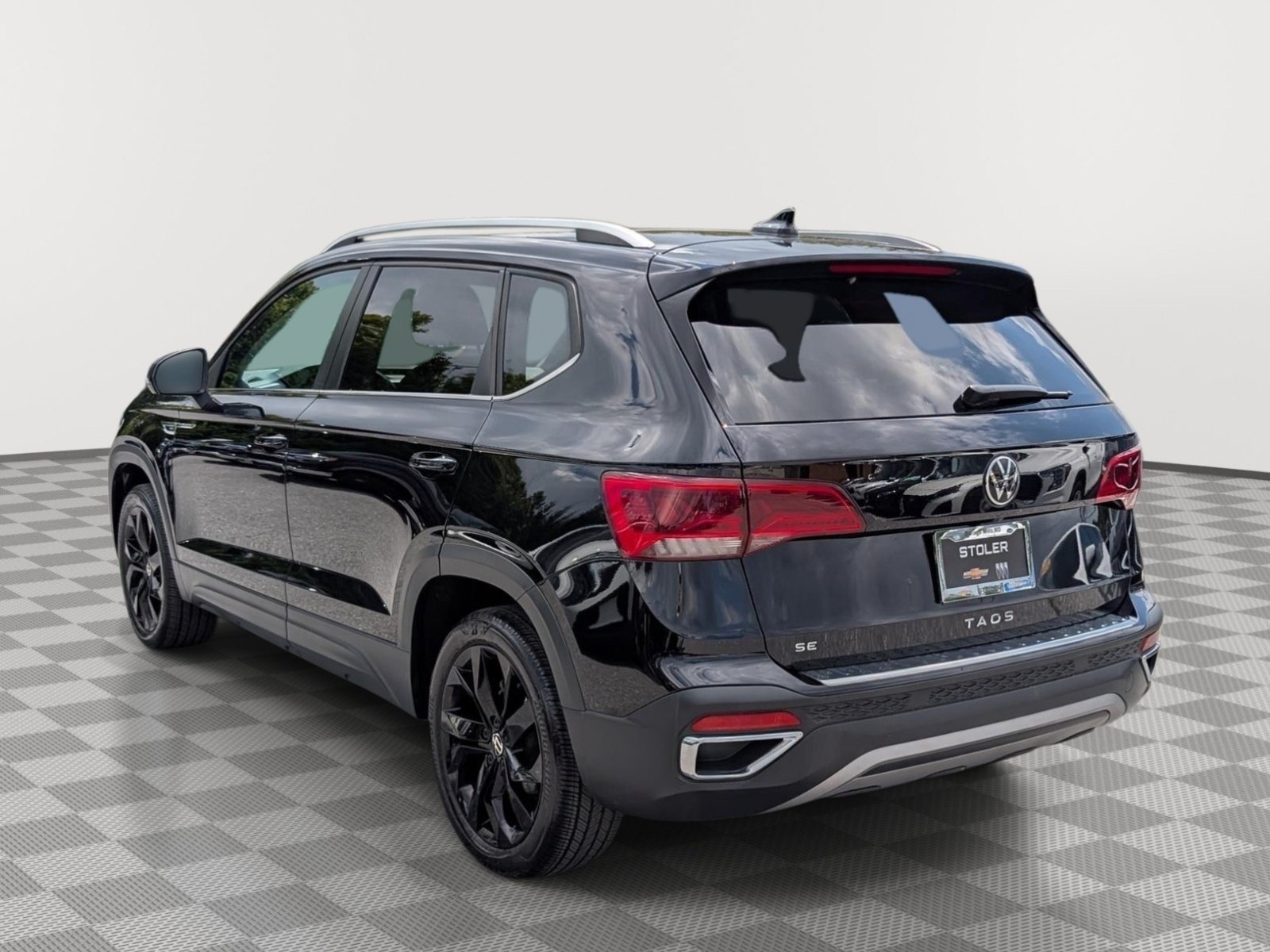 Used 2024 Volkswagen Taos SE w/ Panoramic Sunroof Package FWD image 3