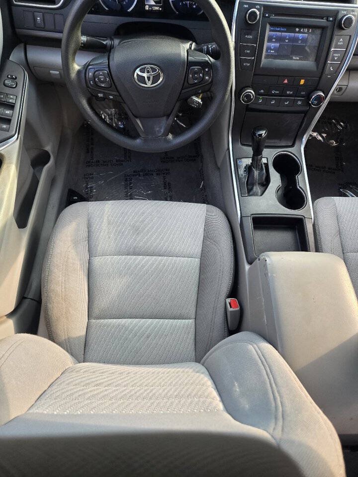 Used 2017 Toyota Camry LE FWD image 31