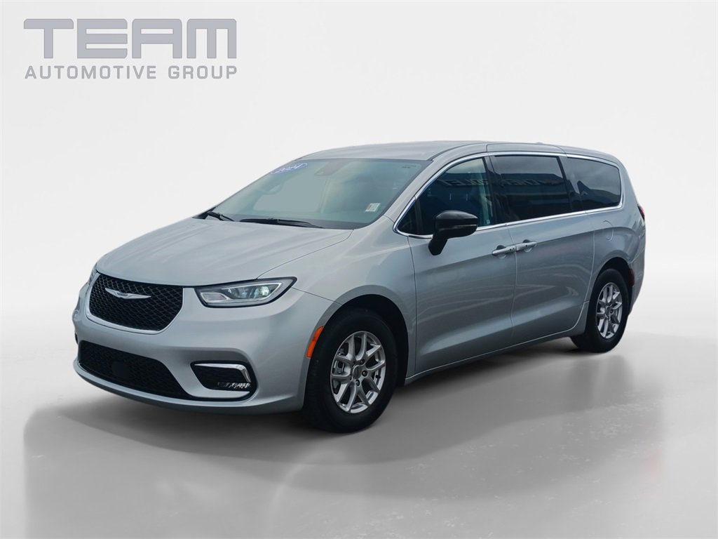 Used 2024 Chrysler Pacifica Touring-L image 3