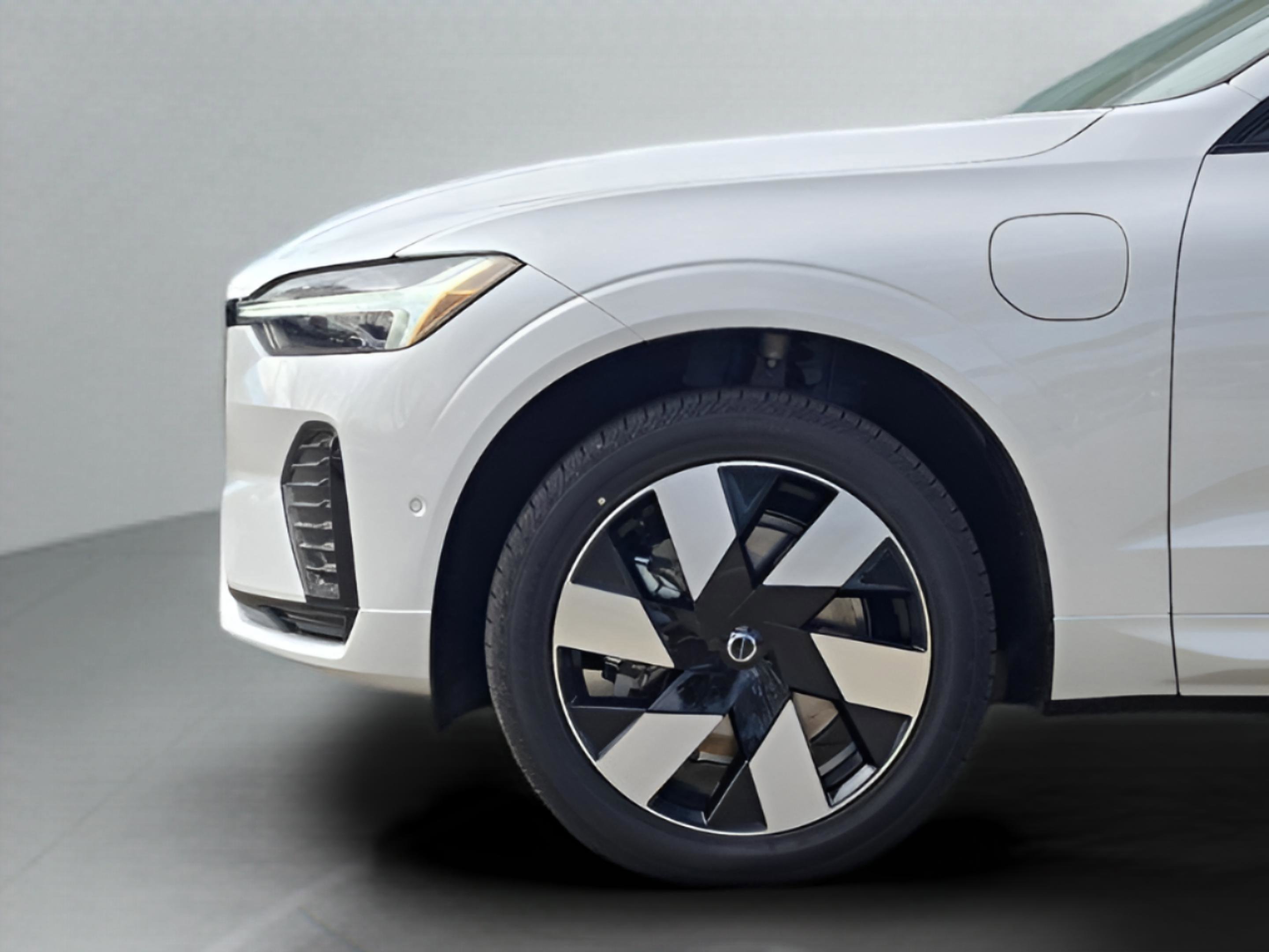 Used 2025 Volvo XC60 T8 Plus w/ Protection Package Premier image 37