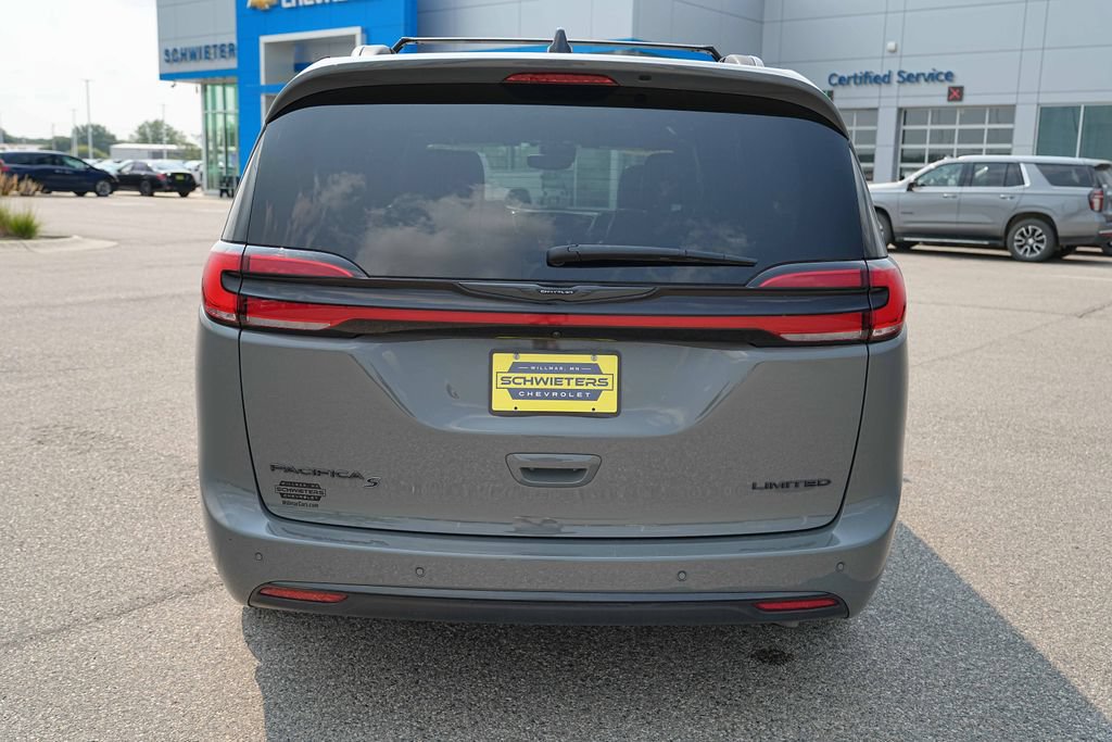 Used 2025 Chrysler Pacifica Limited FWD image 7