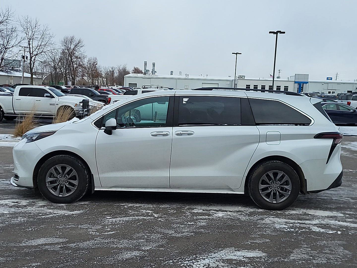 Used 2024 Toyota Sienna XLE image 6