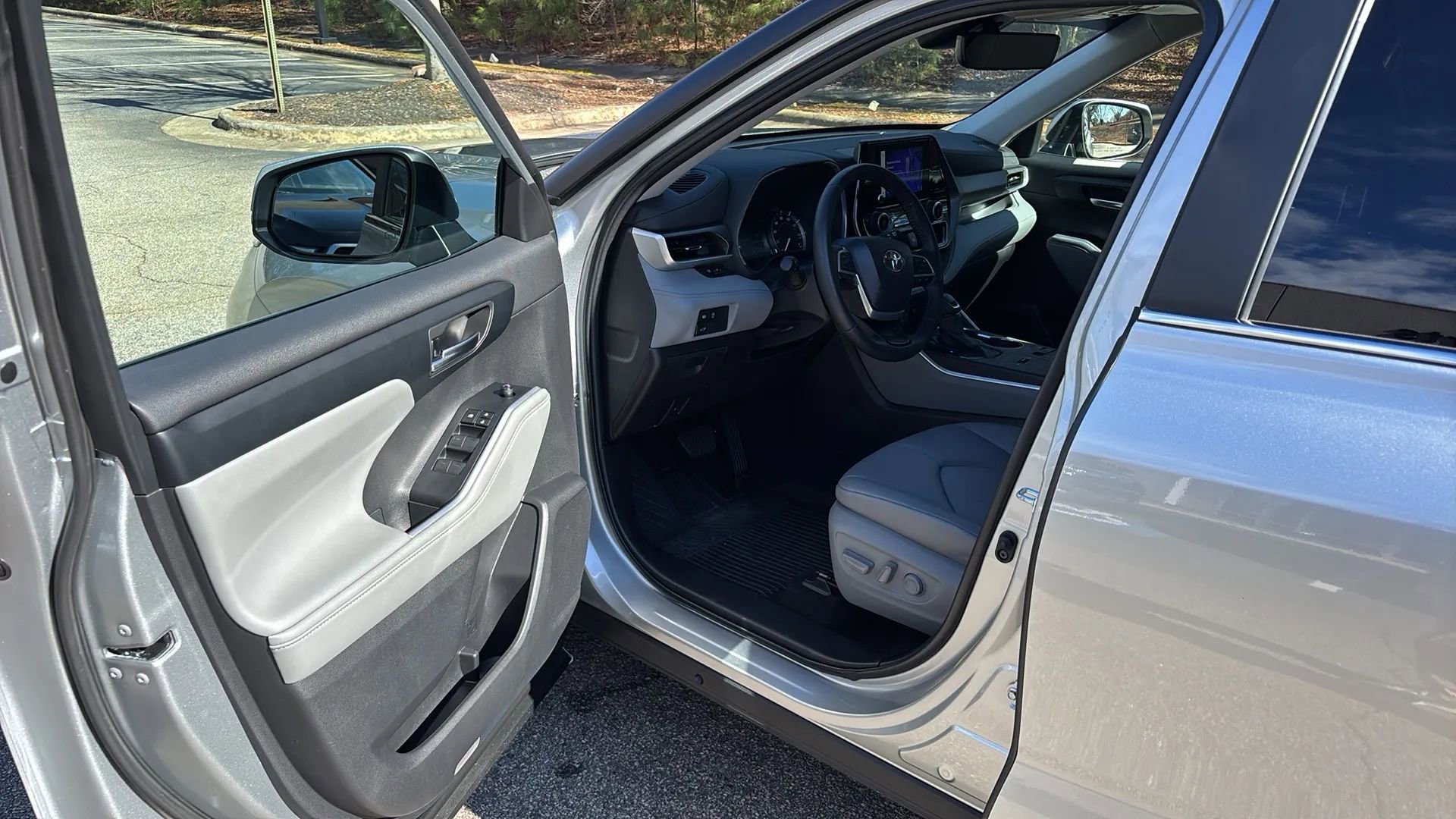 Used 2023 Toyota Highlander XLE image 20