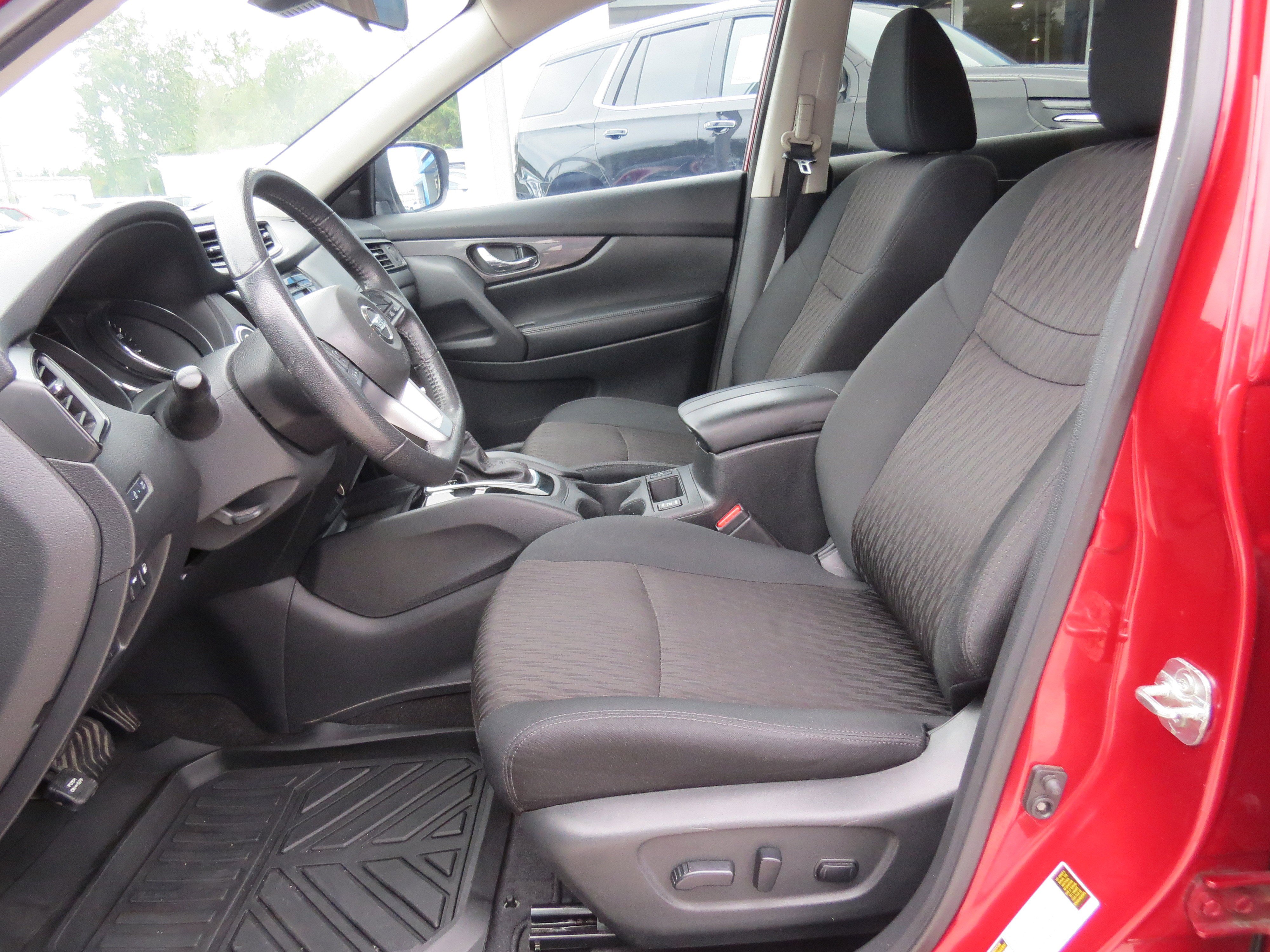 Used 2020 Nissan Rogue SV image 12