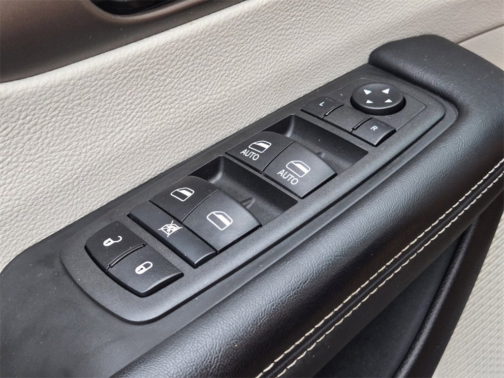 Used 2022 Chrysler Voyager LX image 34