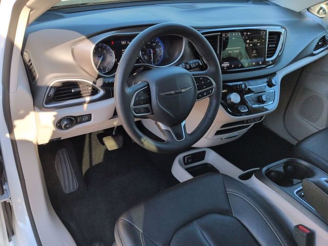 Used 2024 Chrysler Pacifica Touring-L image 11