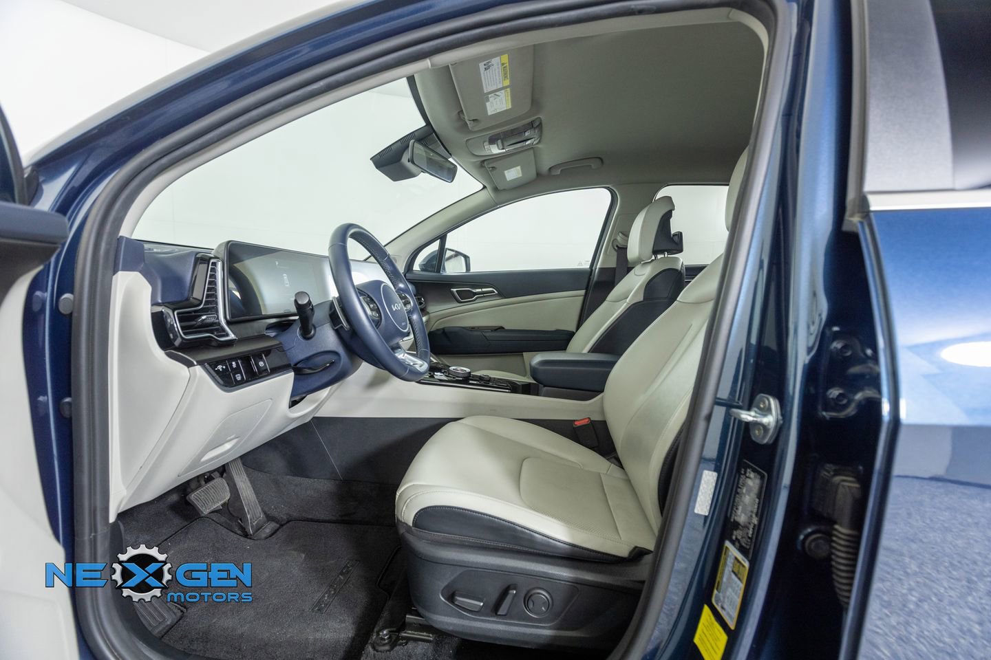 Used 2023 Kia Sportage EX image 11