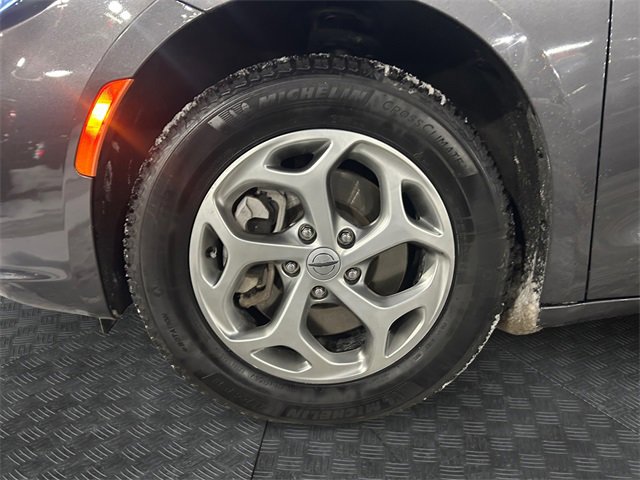 Used 2023 Chrysler Pacifica Limited image 14