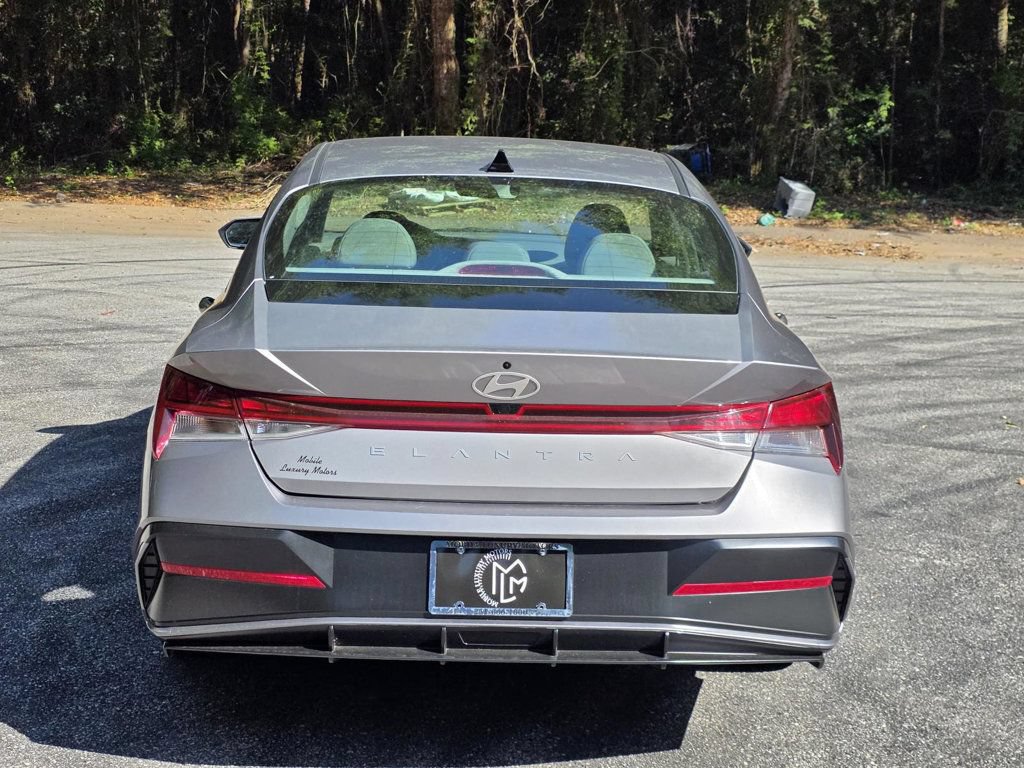 Used 2025 Hyundai Elantra SEL FWD image 3