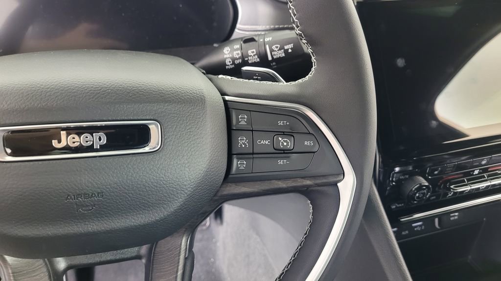 New 2025 Jeep Grand Cherokee Limited w/ Black Appearance Package image 18
