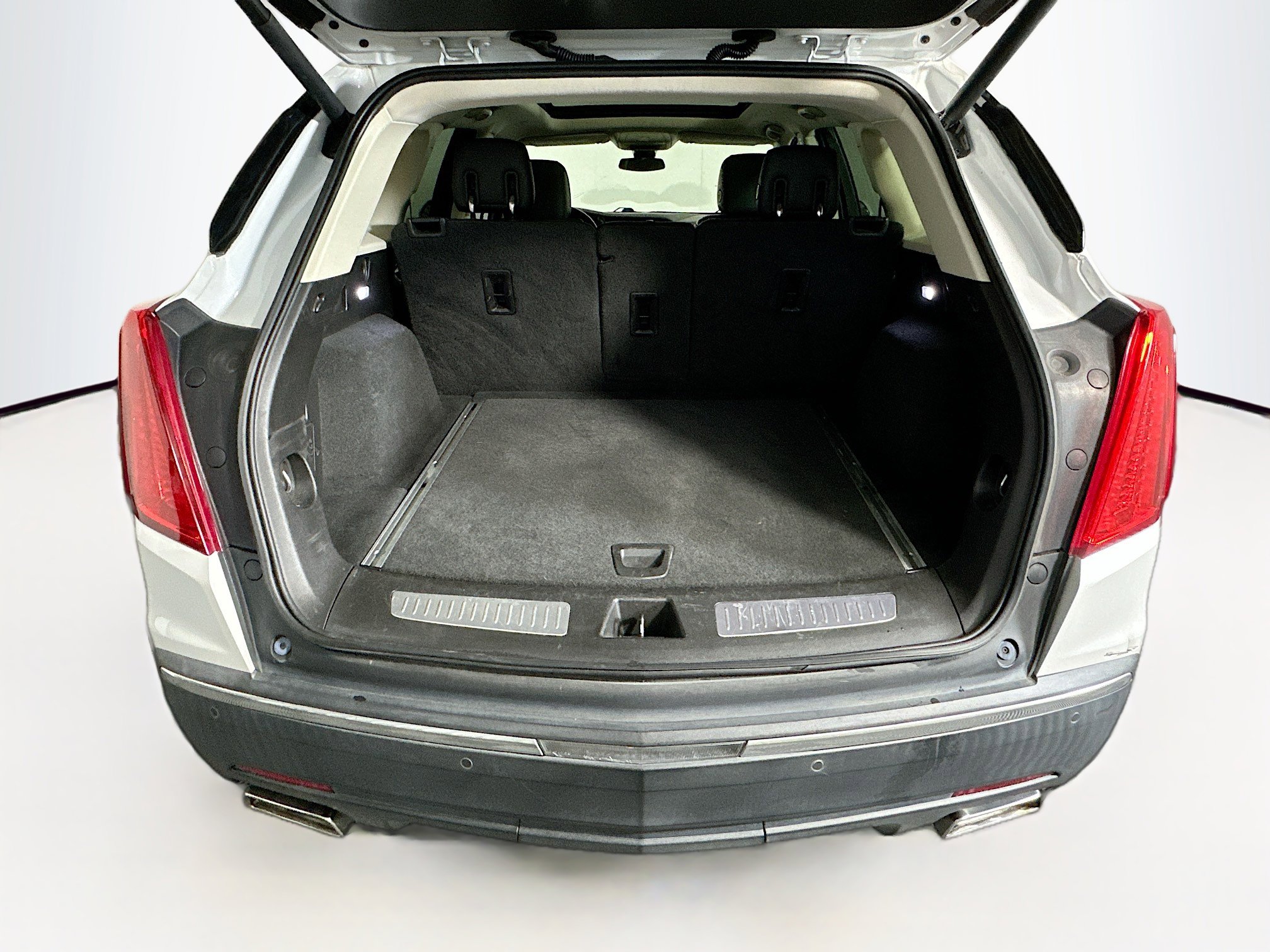 Used 2018 Cadillac XT5 Luxury w/ Driver Awareness Package FWD image 29