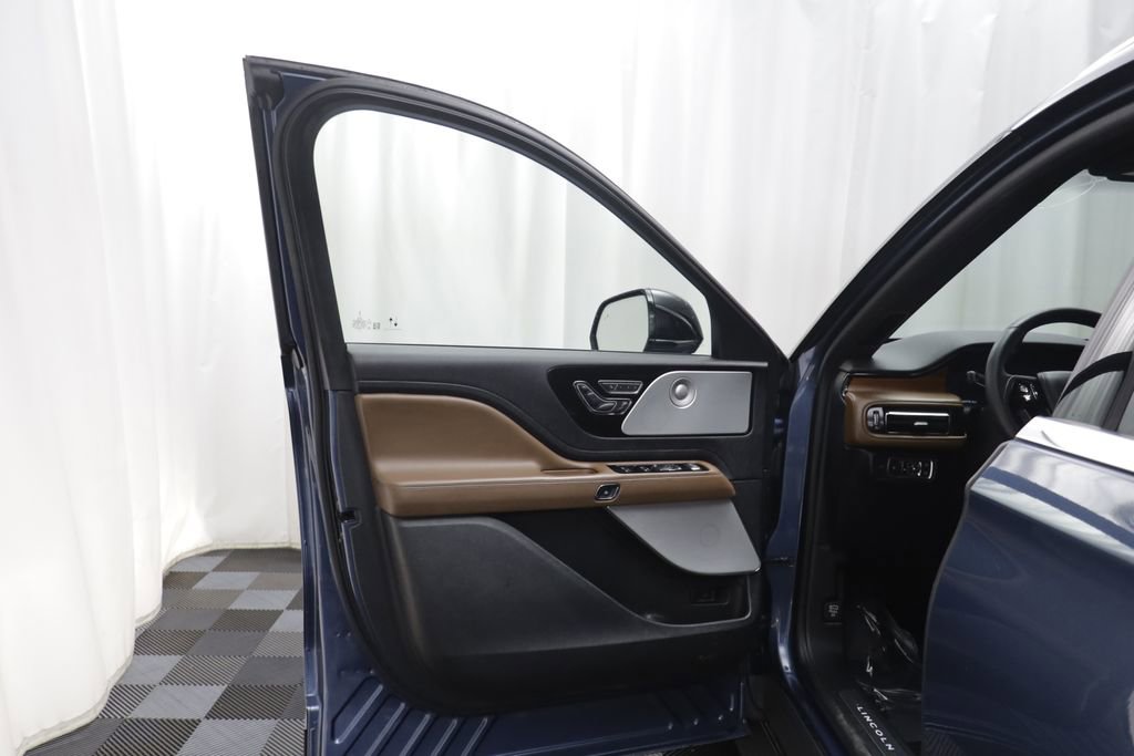Used 2020 Lincoln Aviator Reserve w/ Equipment Group 201A image 4