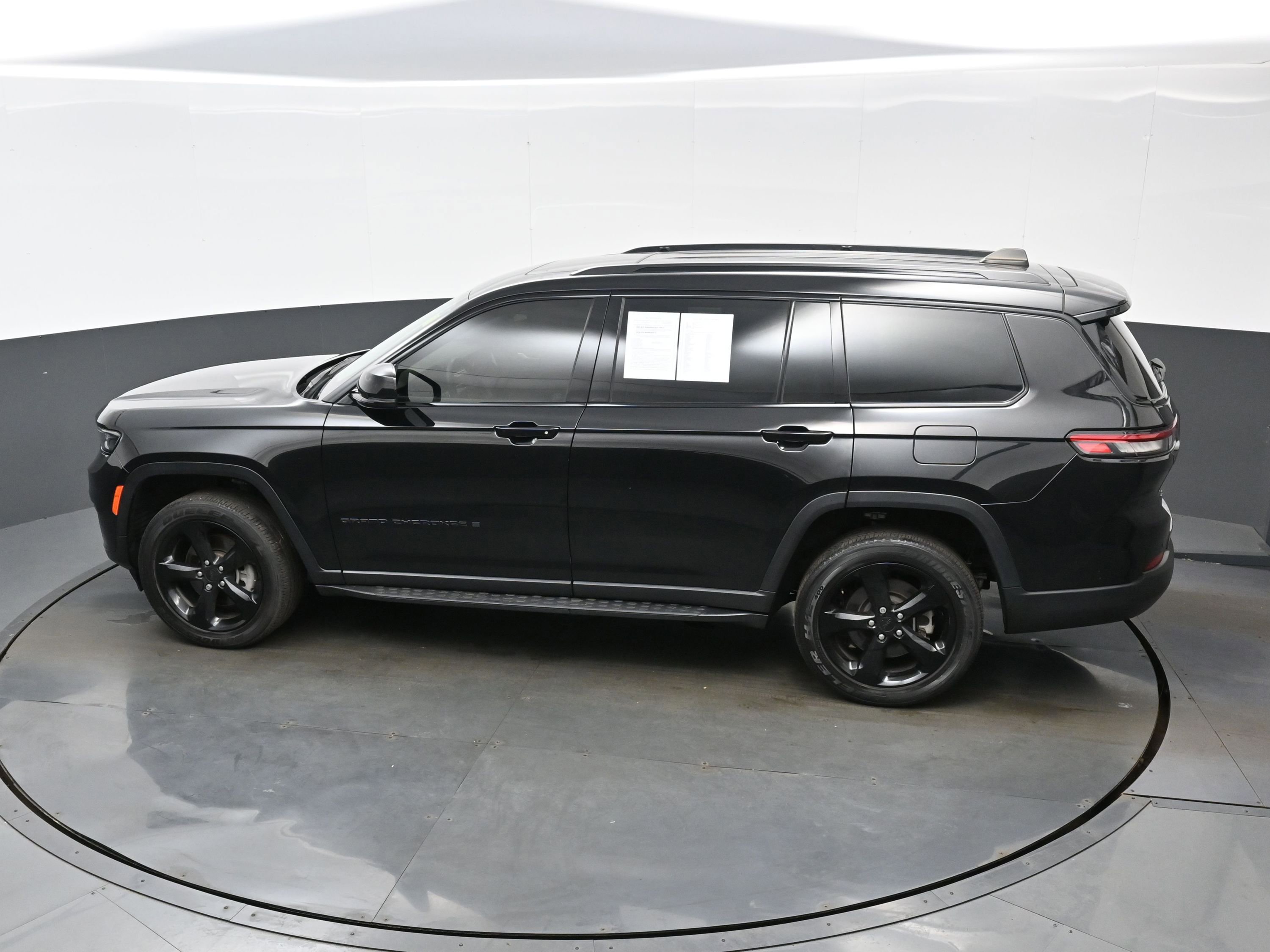 Used 2023 Jeep Grand Cherokee L Laredo image 34