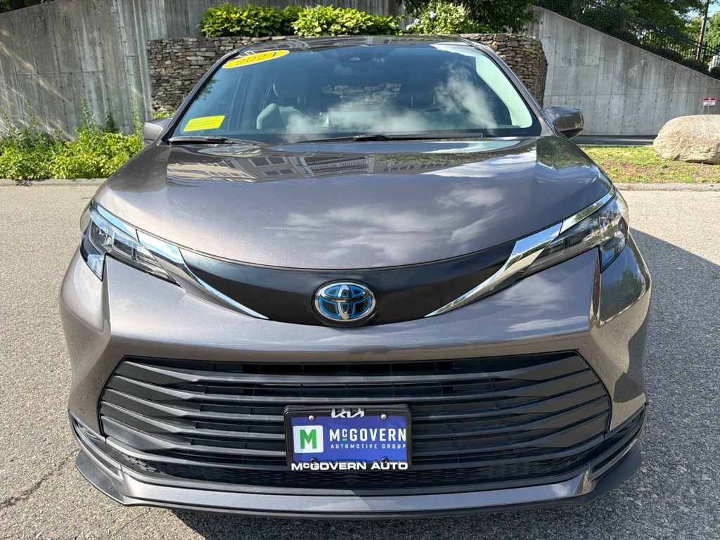 Used 2024 Toyota Sienna LE w/ LE Plus Package FWD image 10