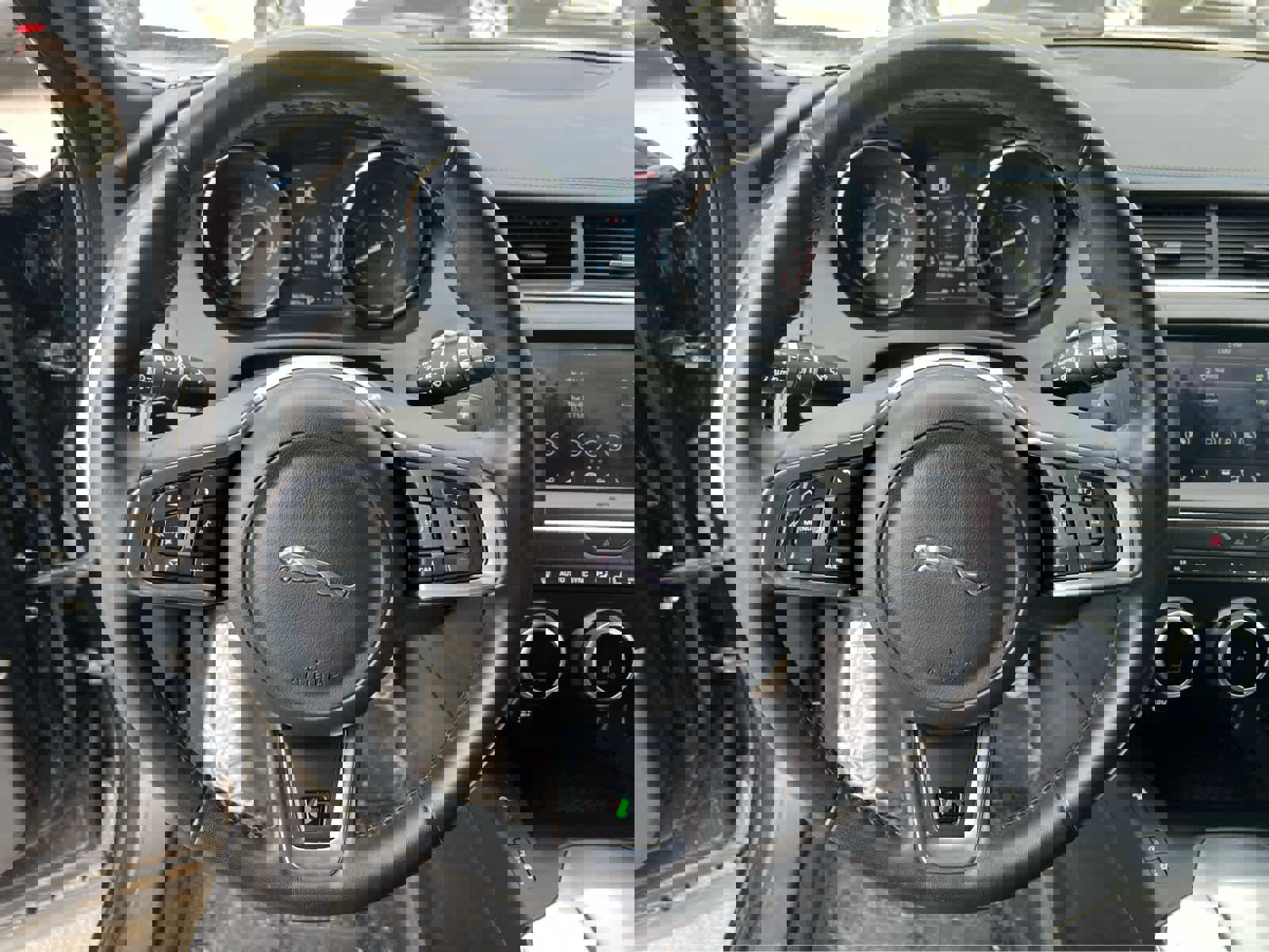 Used 2019 Jaguar E-PACE R-Dynamic SE image 34