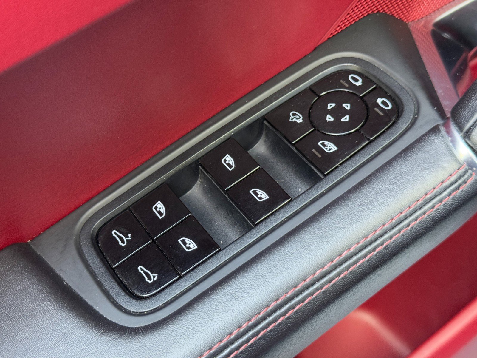 Used 2020 Porsche Cayenne Turbo image 18