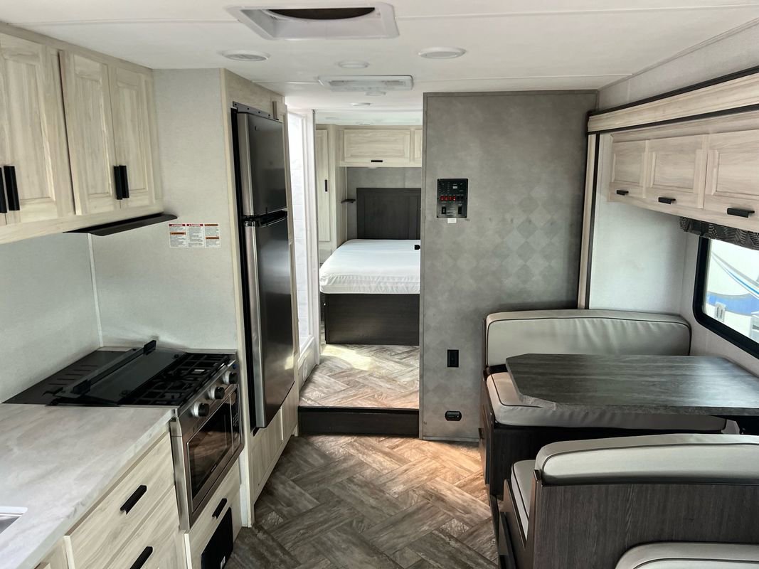 Used 2022 Ford E-450 and Econoline 450 Super Duty w/ Motorhome Prep Package image 17