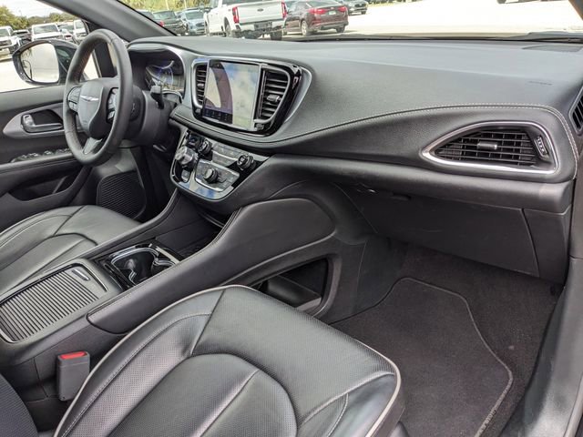 Used 2025 Chrysler Pacifica Limited image 14