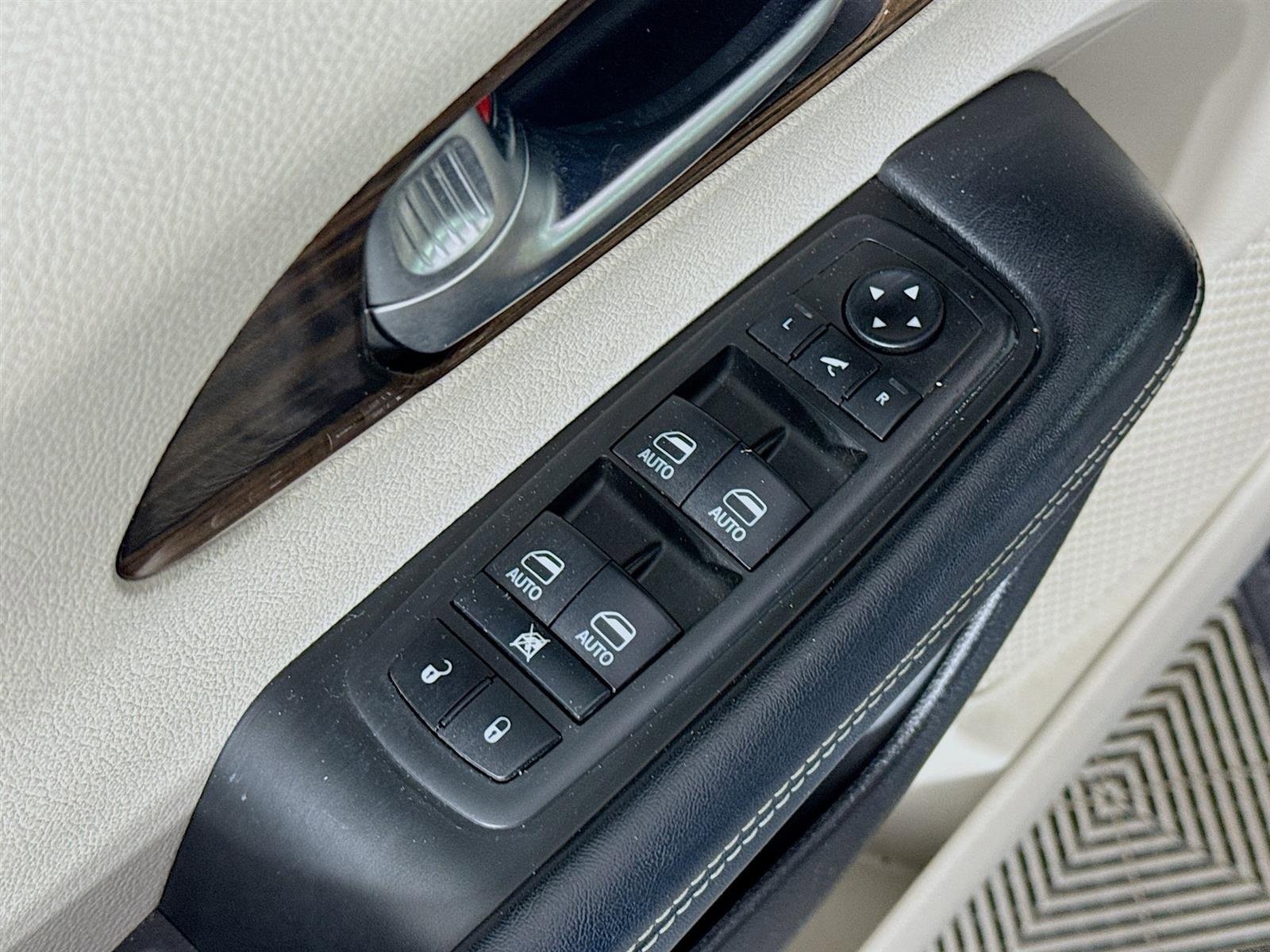 Used 2021 Chrysler Pacifica Limited w/ Uconnect Theater Family Group image 21