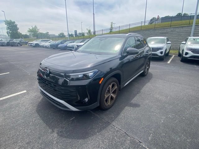 Used 2025 Volkswagen Tiguan SE w/ Panoramic Sunroof Package AWD/4WD image 9