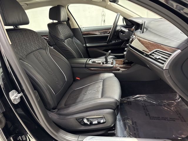 Used 2022 BMW 750i xDrive w/ Luxury Rear Seating Package image 39