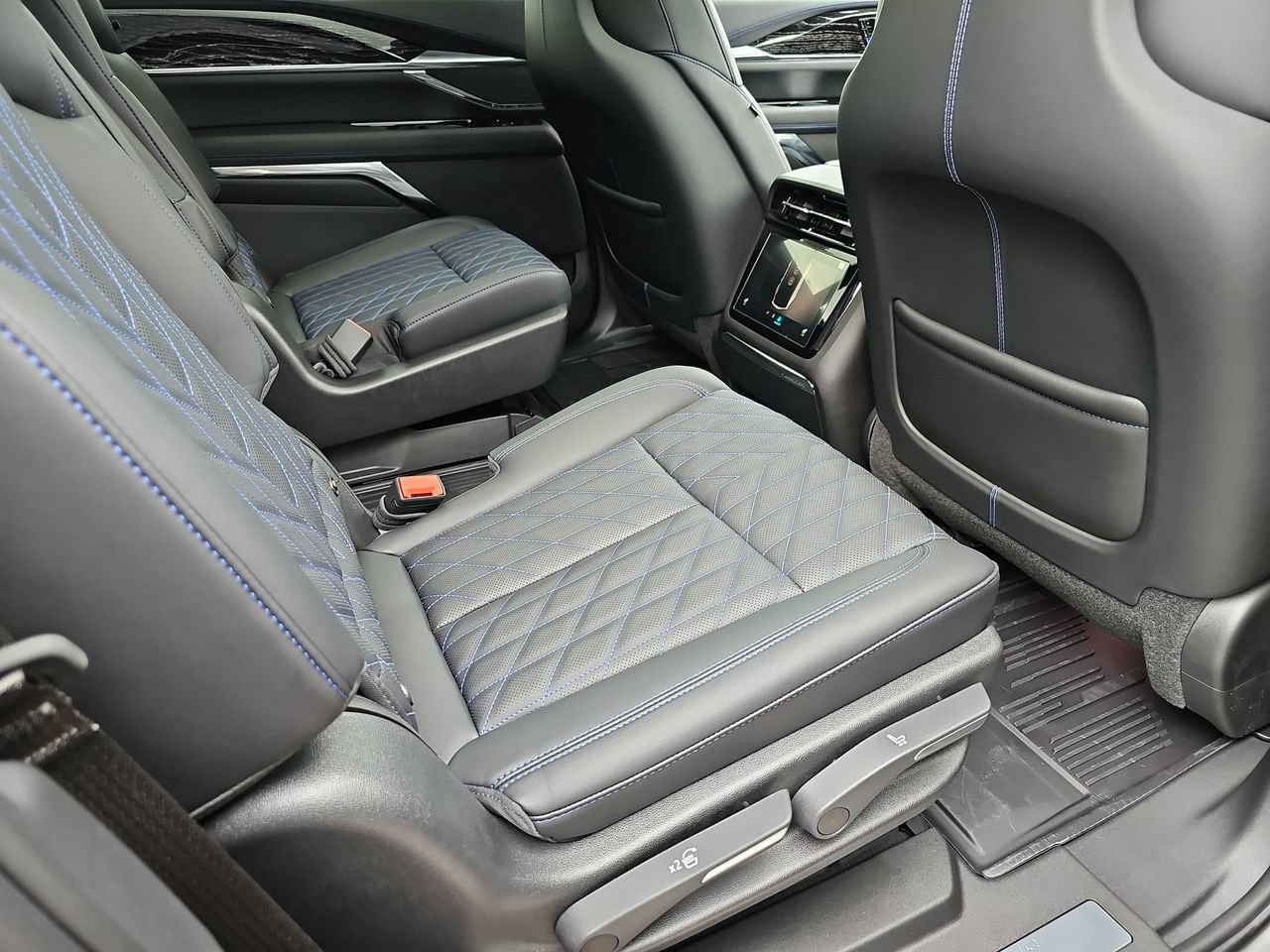 New 2026 Cadillac Escalade IQ Sport 1 w/ LPO, ONYX Package AWD/4WD image 11