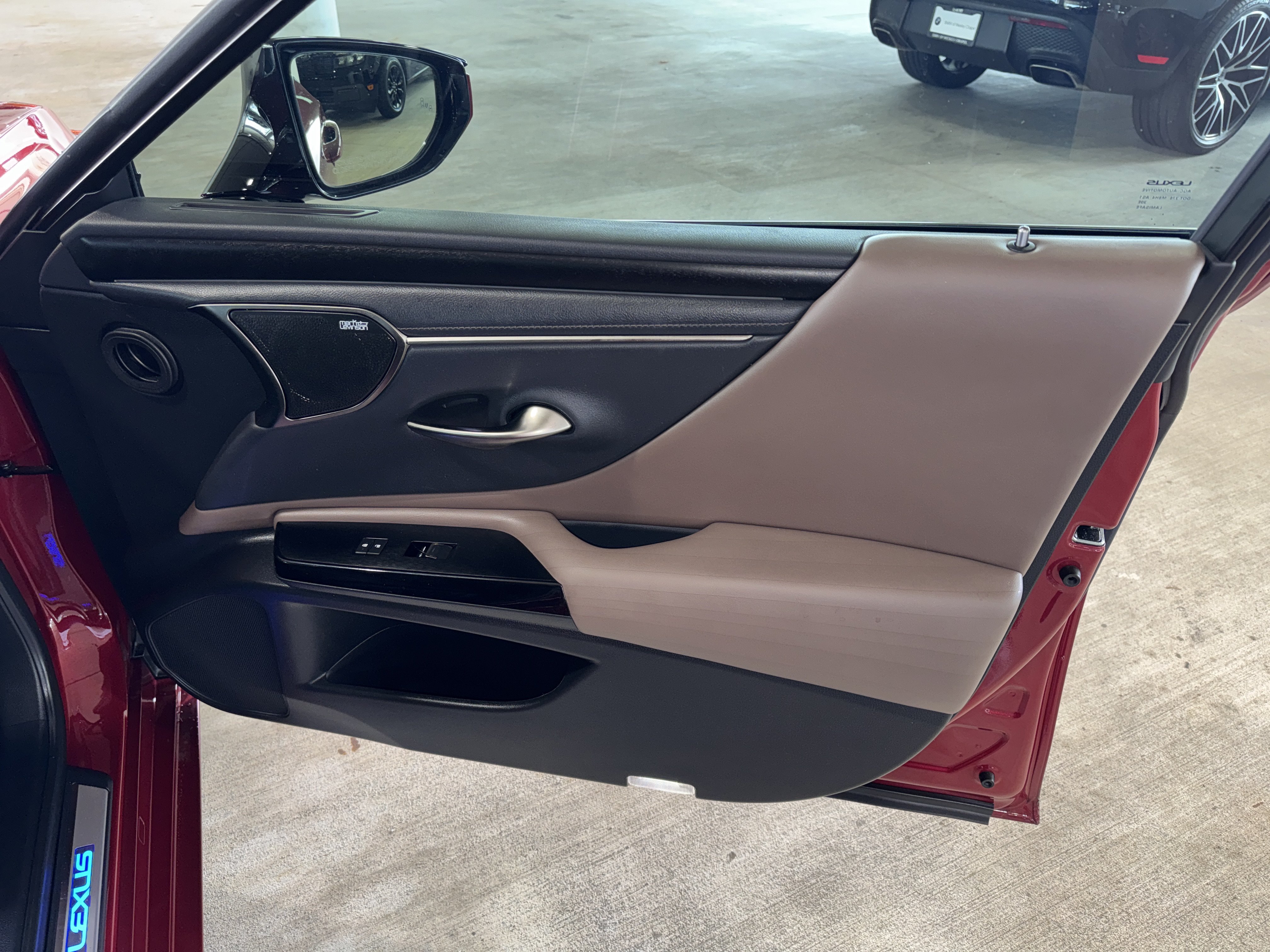Used 2022 Lexus ES 300h Ultra Luxury w/ Accessory Package 2 FWD image 9