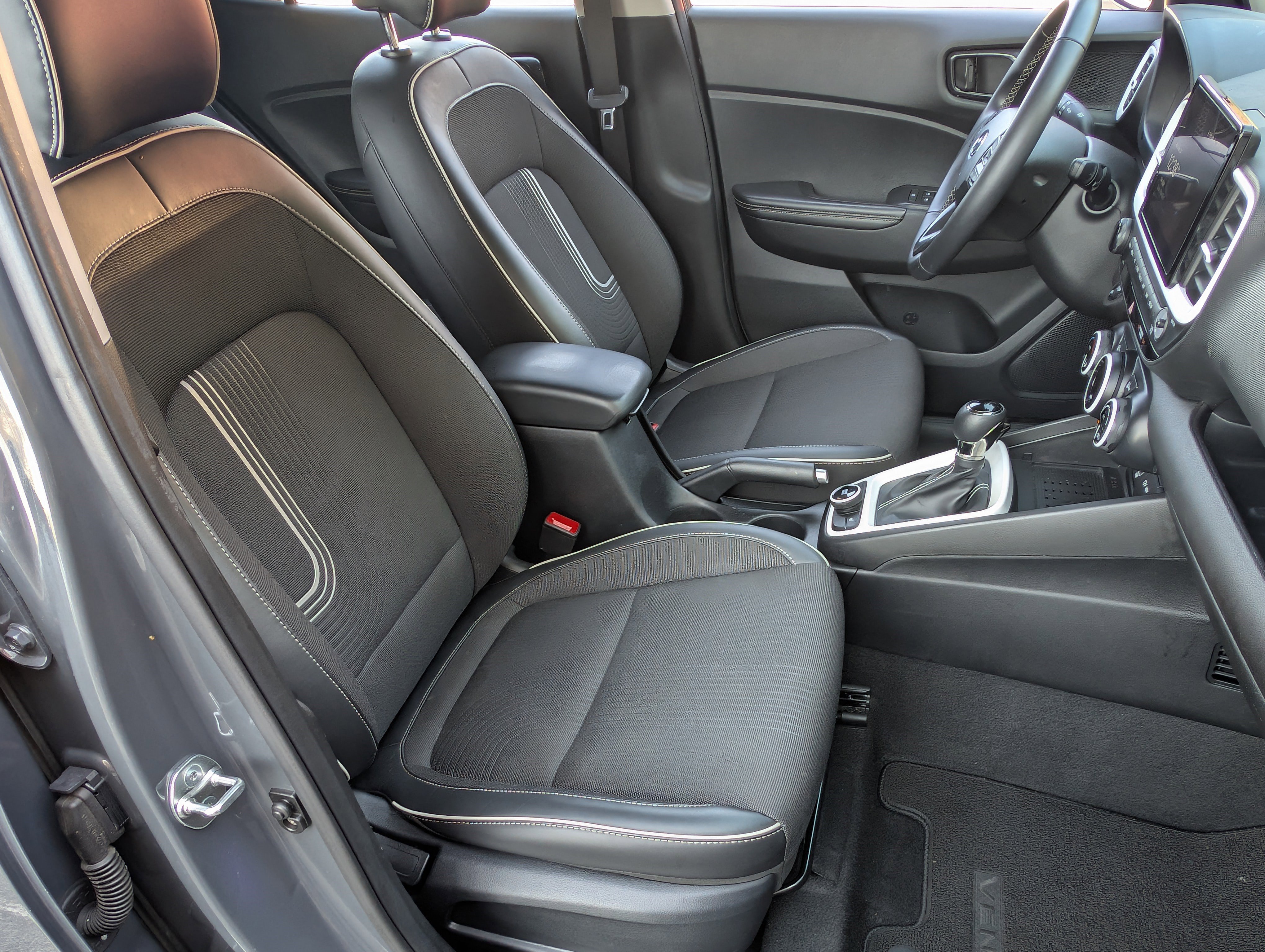 Used 2024 Hyundai Venue Limited image 19