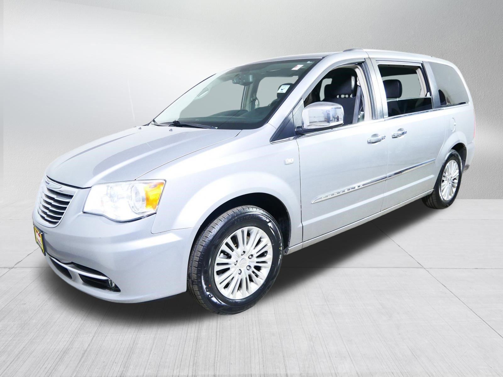Used 2014 Chrysler Town & Country Touring-L image 3