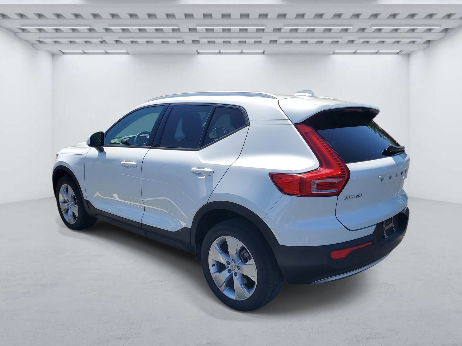 Used 2022 Volvo XC40 T5 Momentum image 3