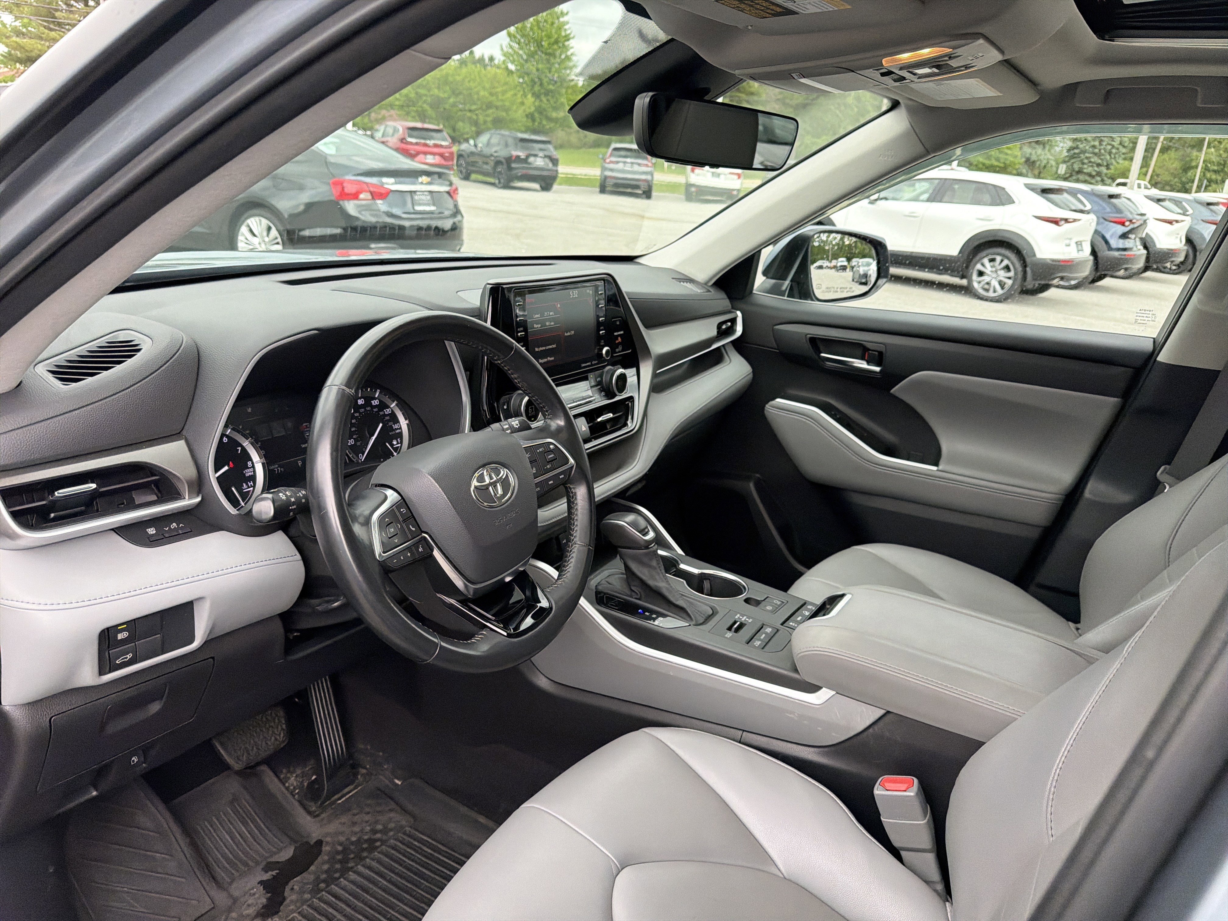 Used 2021 Toyota Highlander XLE AWD/4WD image 13