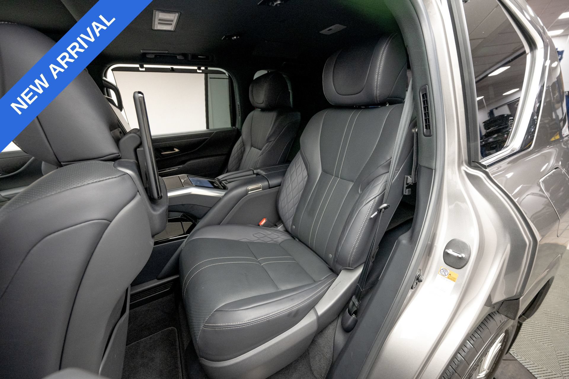 Used 2022 Lexus LX 600 4WD w/ Accessory Package (Z1) image 17