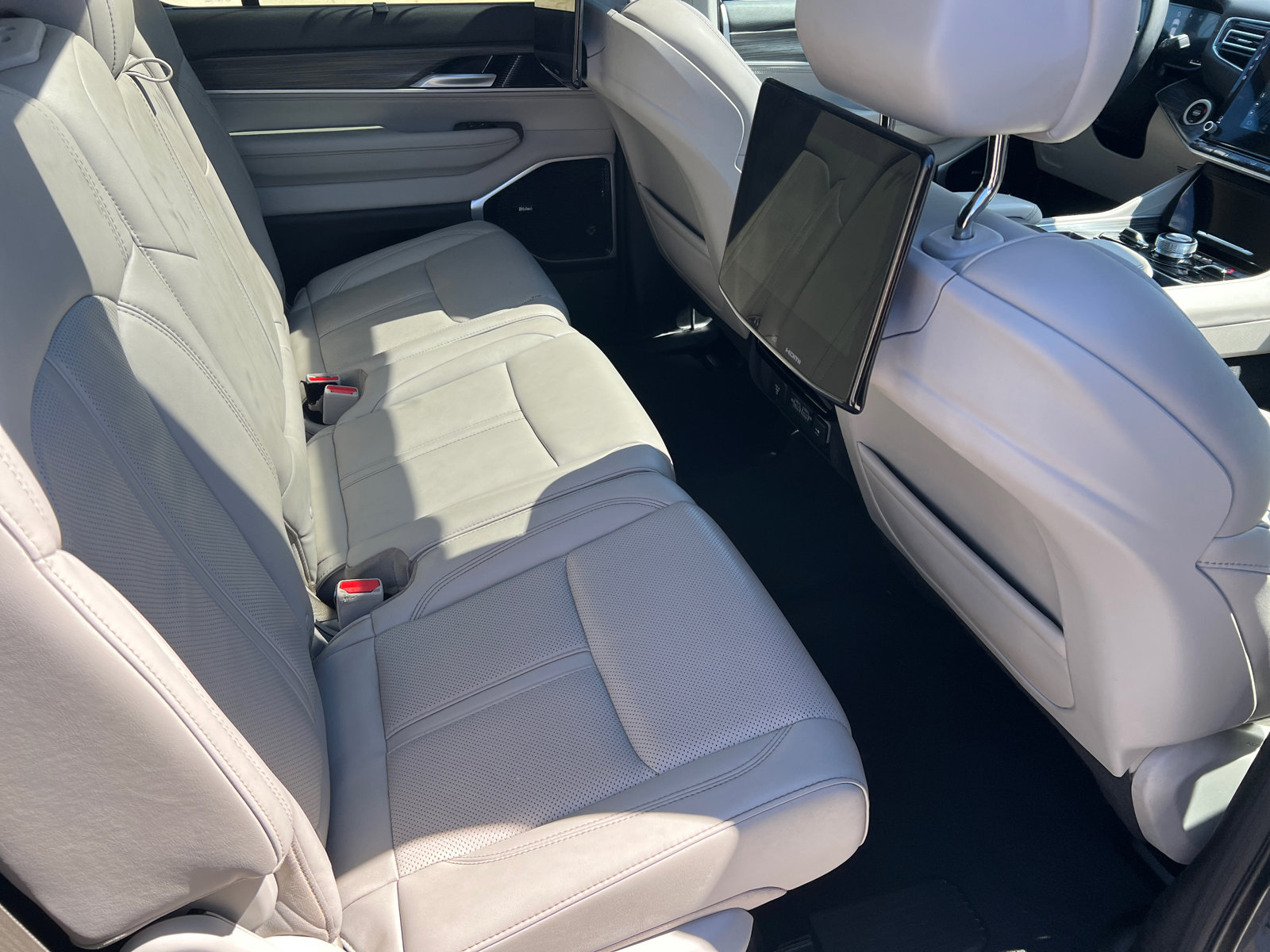 Used 2024 Jeep Wagoneer L Series III w/ Premium Group I image 19