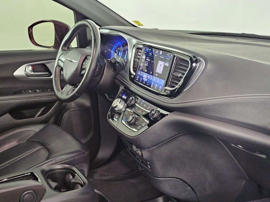 Used 2021 Chrysler Pacifica Touring-L w/ Uconnect Theater Family Group AWD/4WD image 39