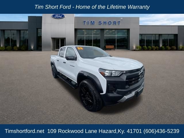 Used 2024 Chevrolet Colorado Trail Boss w/ Technology Package AWD/4WD image 3
