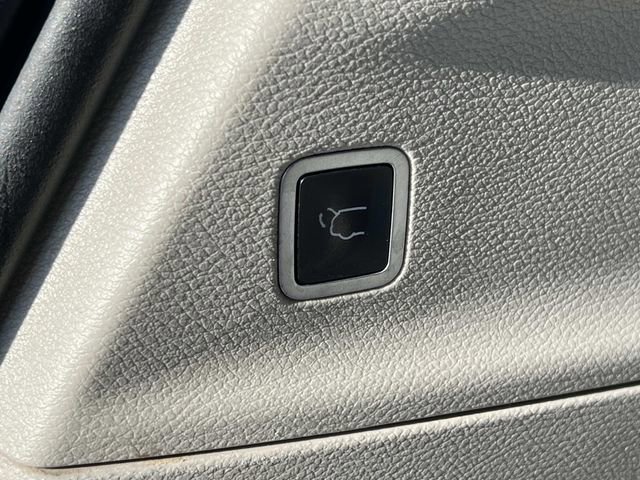Used 2017 Chrysler Pacifica Touring-L FWD image 12