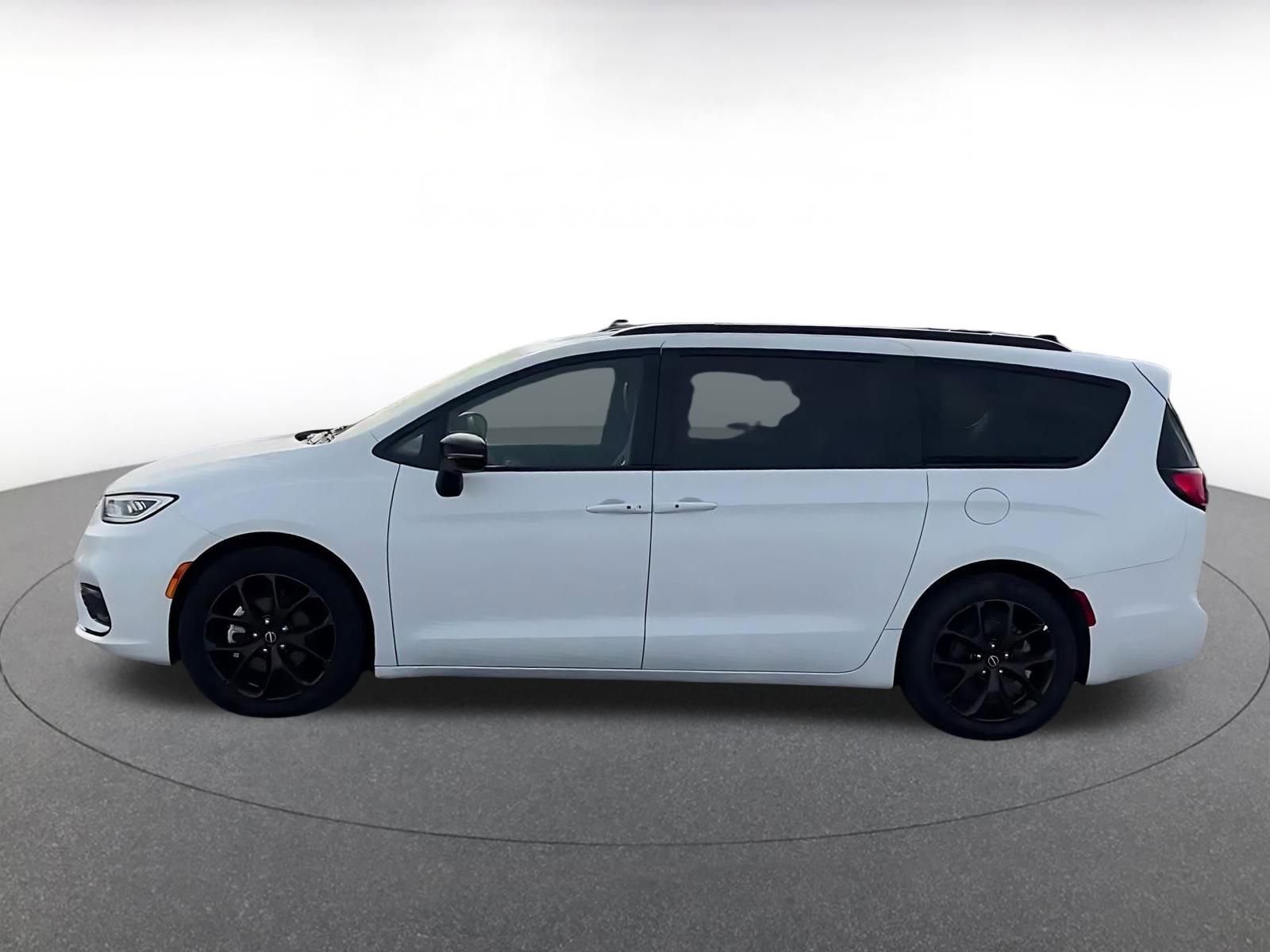 Used 2025 Chrysler Pacifica Limited image 9