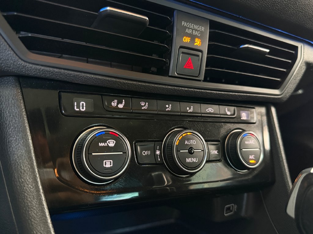 Used 2019 Volkswagen Jetta SEL w/ Cold Weather Package FWD image 23