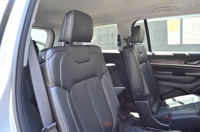 Used 2023 Jeep Grand Cherokee L Limited w/ Rear Seat Video Group I AWD/4WD image 34