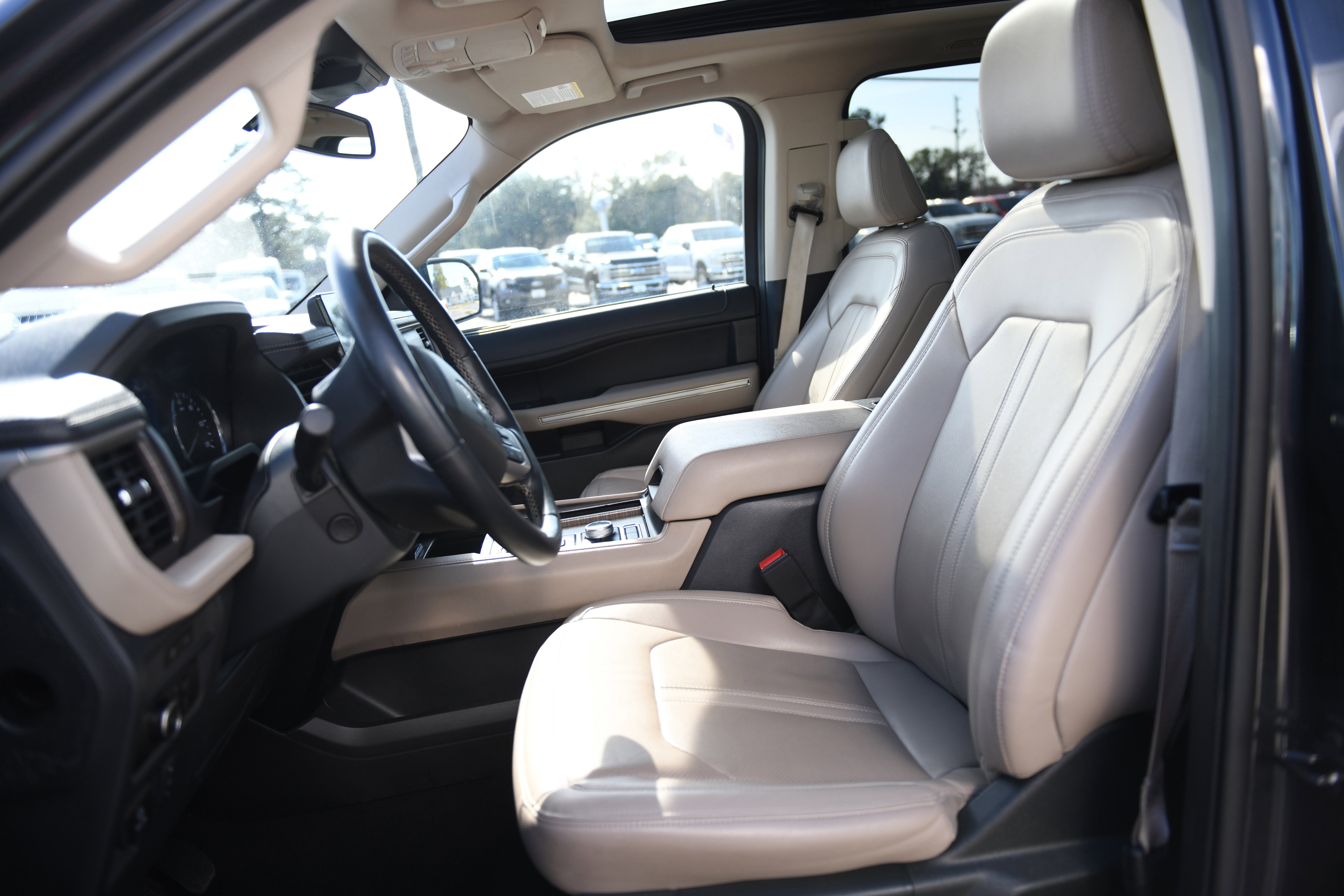 Used 2024 Ford Expedition Limited image 13