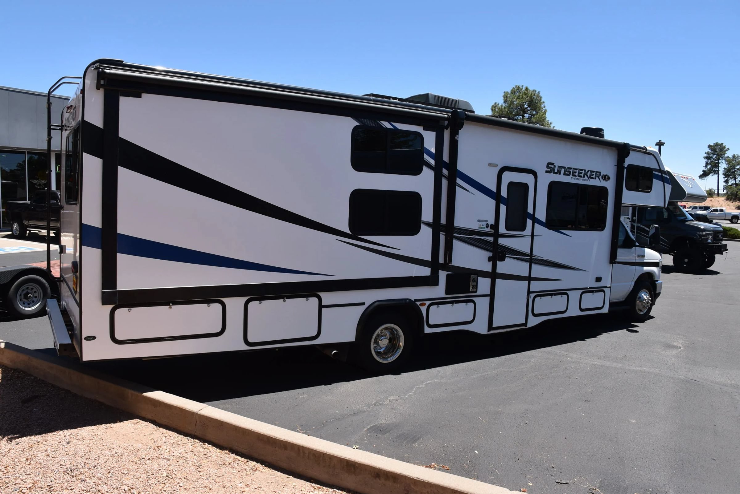 Used 2022 Ford E-450 and Econoline 450 Super Duty w/ Motorhome Prep Package RWD image 4