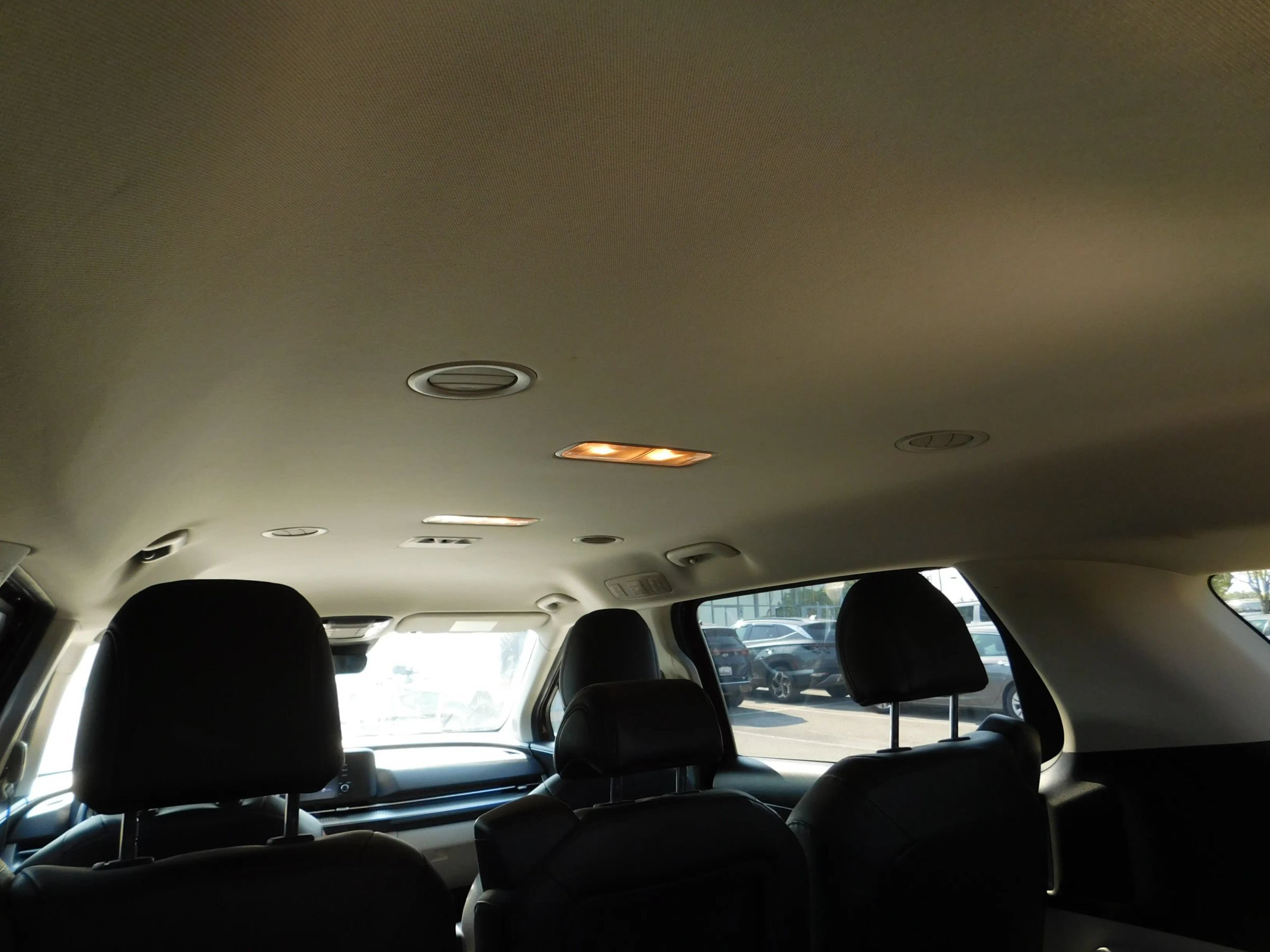 Used 2024 Kia Carnival LX FWD image 8