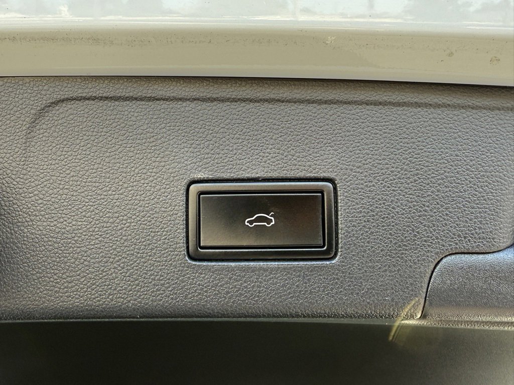 Used 2020 Volkswagen Atlas Cross Sport SE image 11