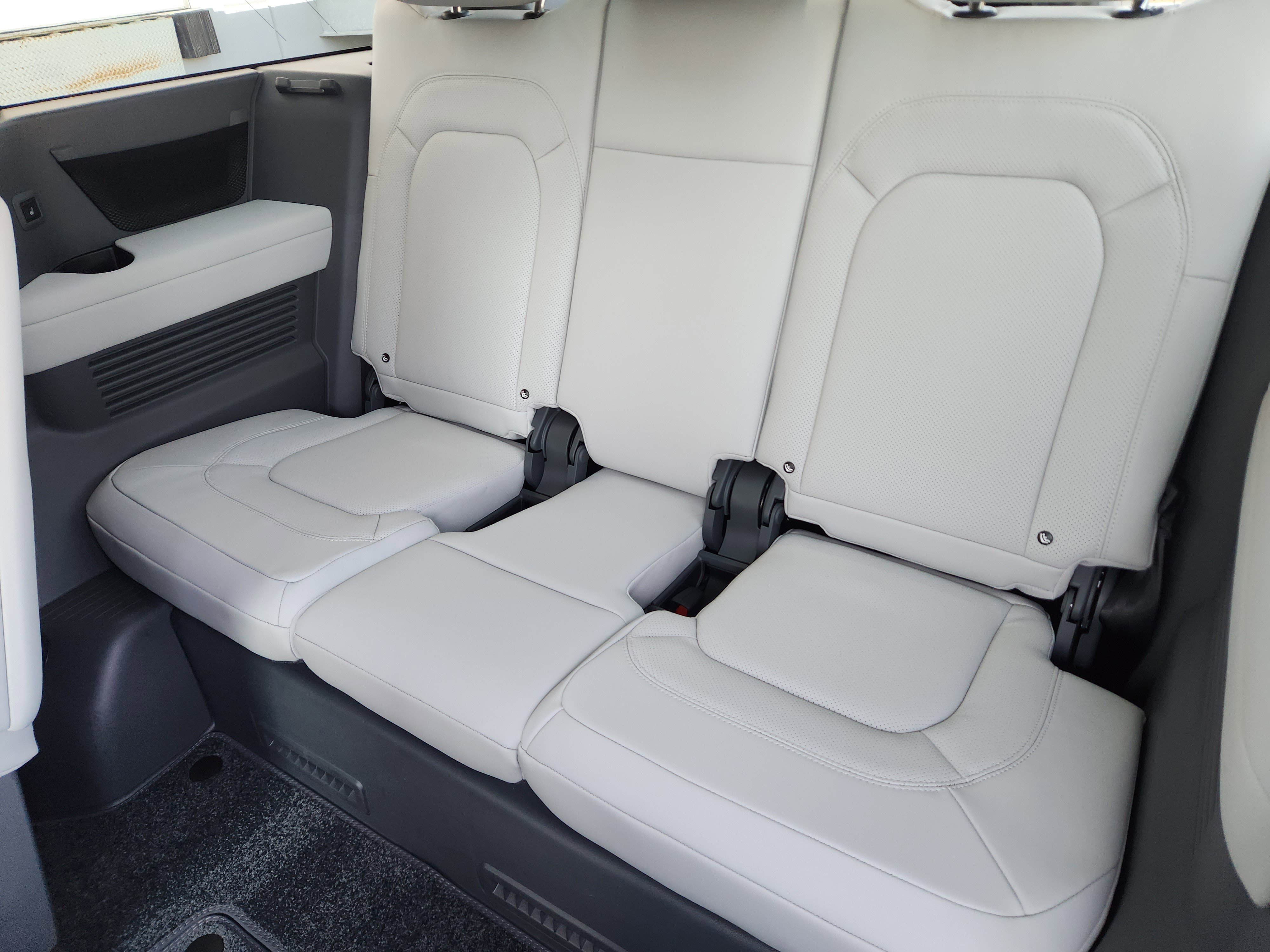New 2026 Land Rover Defender 130 X-Dynamic SE image 31