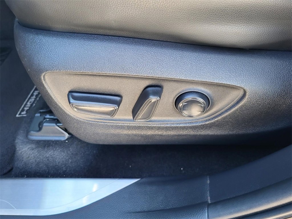 Used 2023 Toyota Highlander XLE image 19